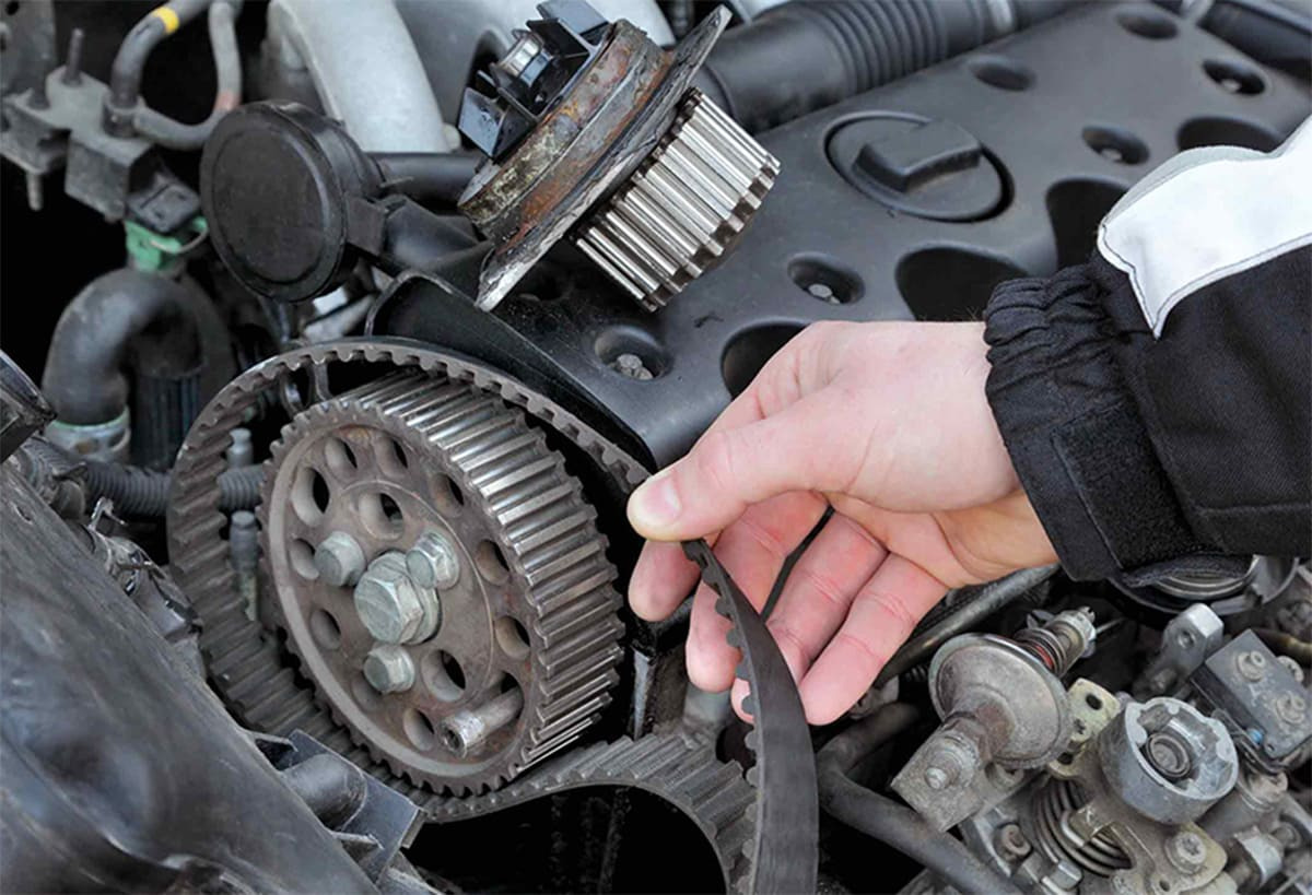 Kiểm tra dây curoa dẫn động để đảm bảo an toàn khi di chuyển