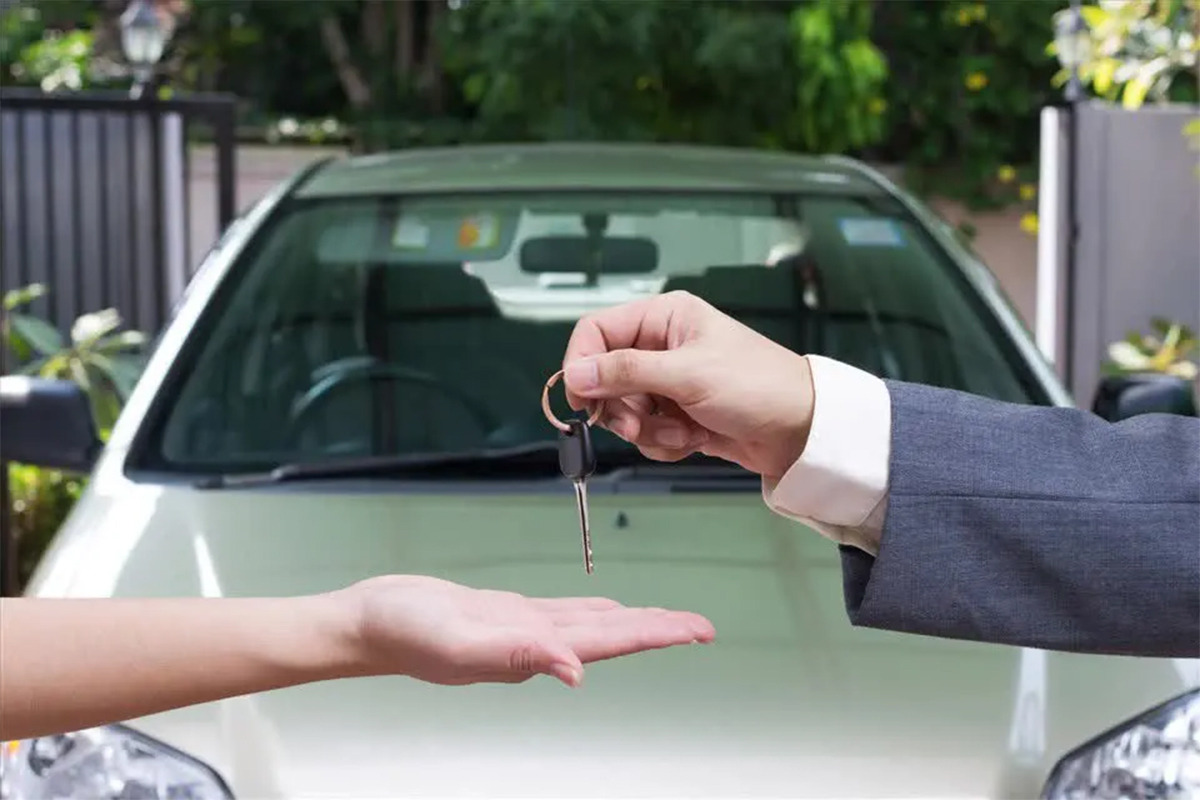 Nên hay không mua xe cá nhân nhưng để công ty đứng tên?